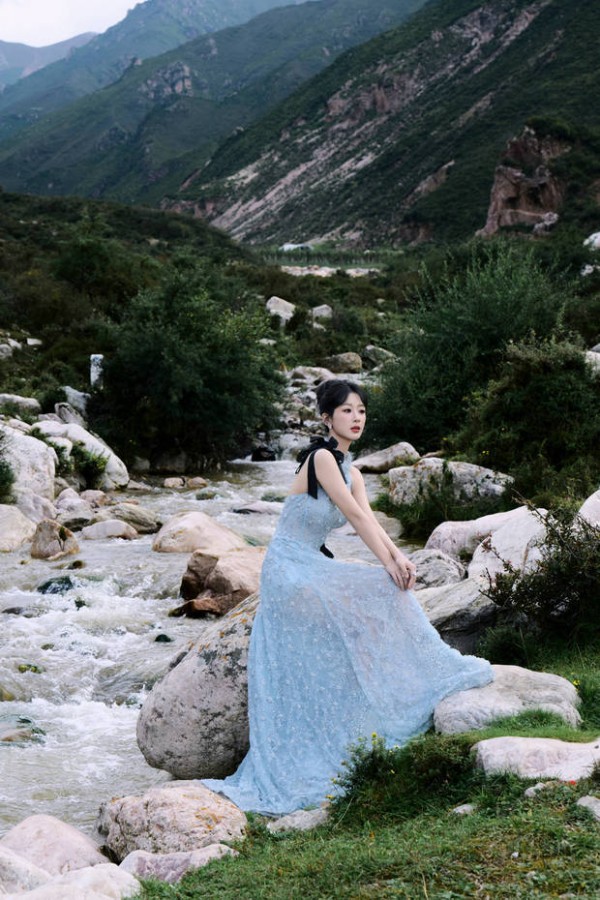 杨紫坐在溪流旁，画面唯美。