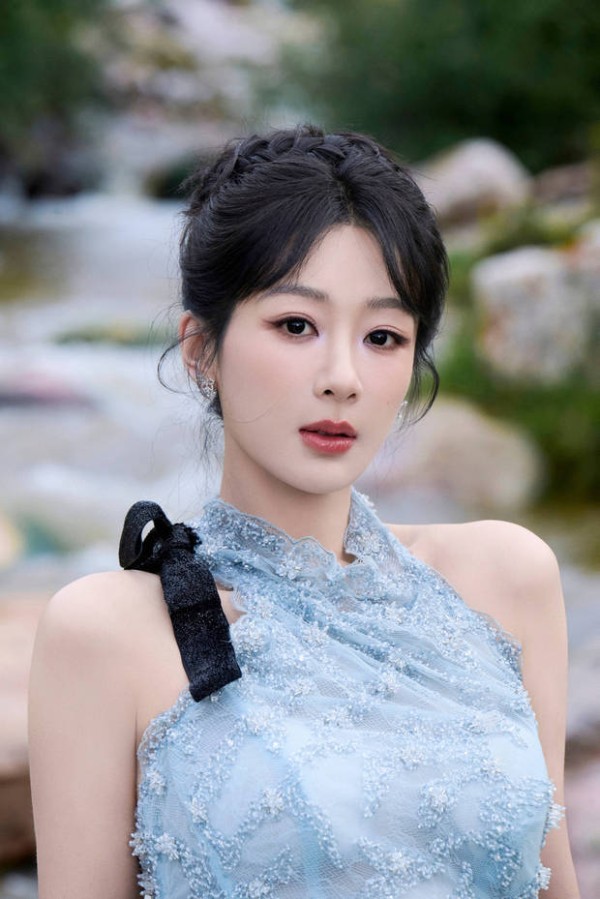 杨紫肩颈线条优美。