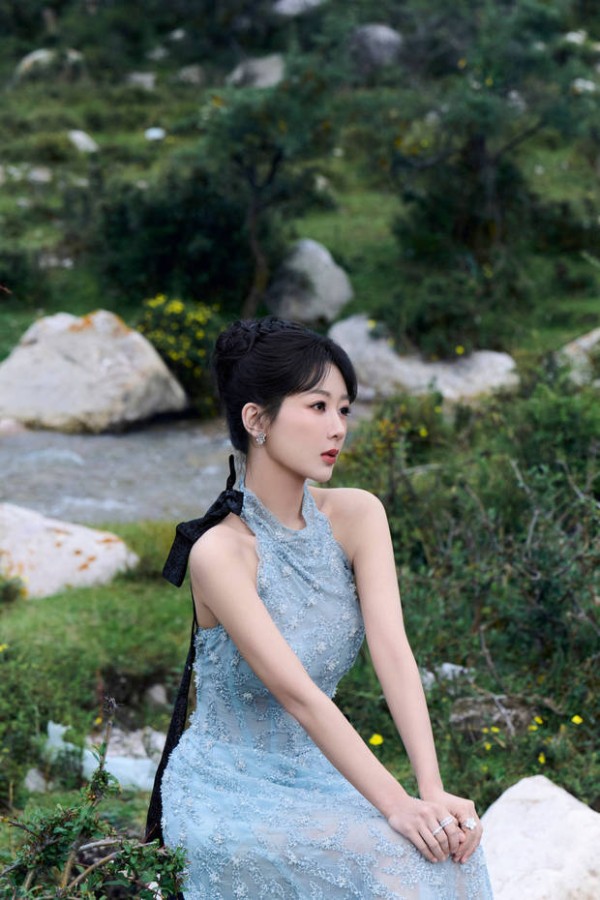 杨紫侧颜精致。