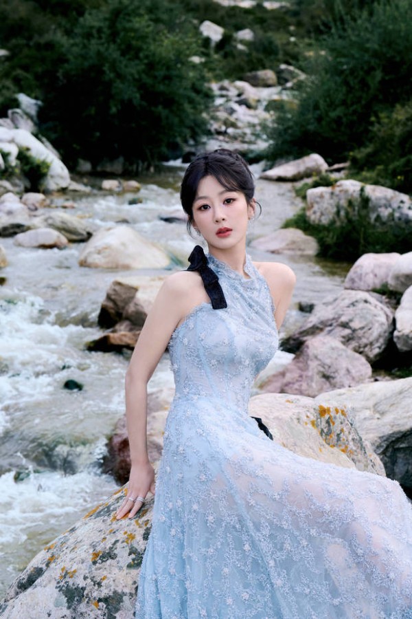 杨紫身姿曼妙。