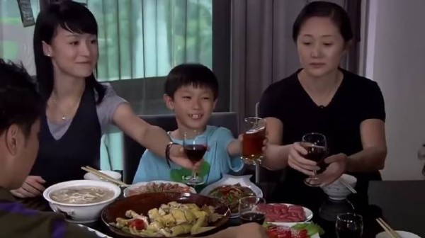 婆婆来家里吃饭,在饭桌上各种刁难儿媳,不料孙子反手就是一巴掌