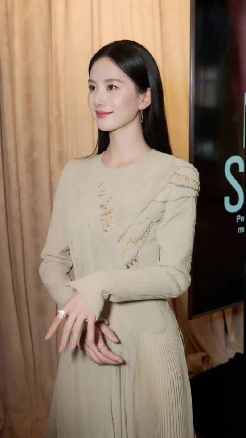 羽衣常带烟霞色,不染人间桃李花,美出高级感