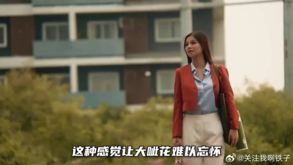 女人被人群推到售票员旁，那男人的气息，一秒让她腿软