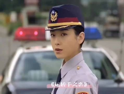 这小子可不是穷小子, 出租车公司是他家的,这是贵公子出来体验生活!