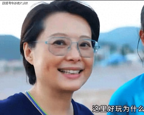 53岁袁立带孩子看海，脸上有褐斑头上有白发，脖子带两根绳好朴素