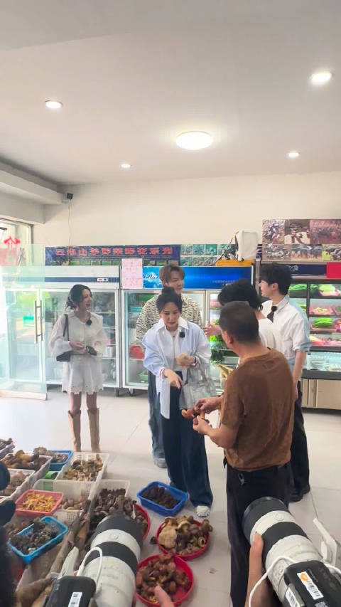 胡静回云南娘家与友人聚餐,老公朱兆祥未同行
