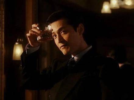 沉浸其中，阿宝瞬间化身为痞帅风格的宝总