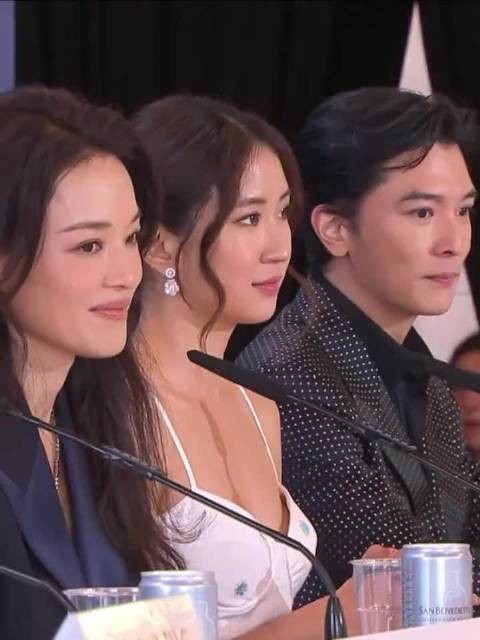 舒淇看向她的小女主角白小樱，宠溺微笑＋摸摸鼓励
