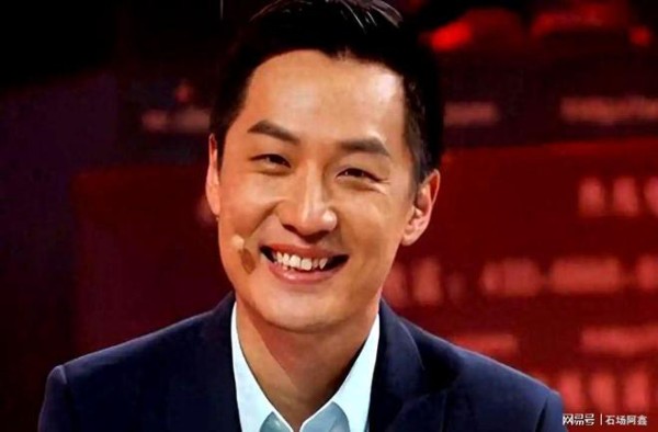 他是央视“学历最高”男主持，被称倪萍接班人，娶演员妻子很幸福