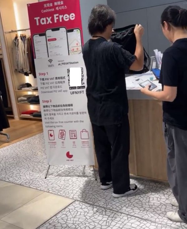 网友日本偶遇郑伊健夫妇，两人举动好默契，退税手续破入日籍谣言