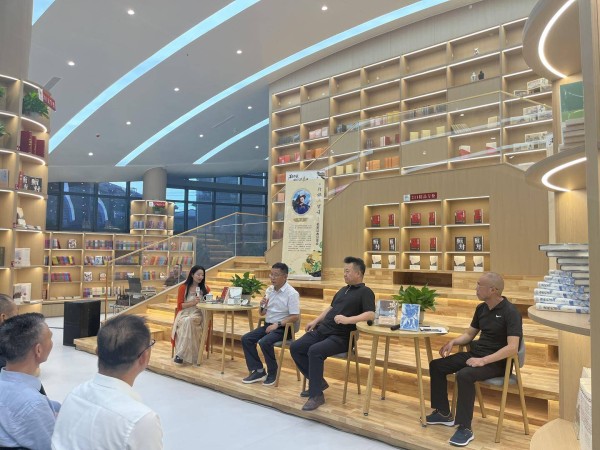 阿来、邱华栋等作家陆续抵达文学“县”场，与县城作家及读者展开交流