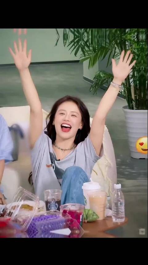 马思纯笑容明媚兼具青春与成熟魅力