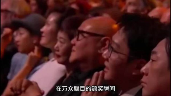 辛芷蕾获奖张颂文表情引热议,粉丝澄清其习惯性表情