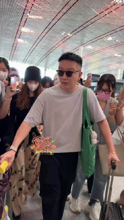 李兰迪经纪人机场被误认明星引本尊爆笑
