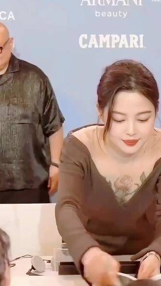 辛芷蕾胸前盛放着一朵硕大的玫瑰,秦岚见了会作何感想?女明星