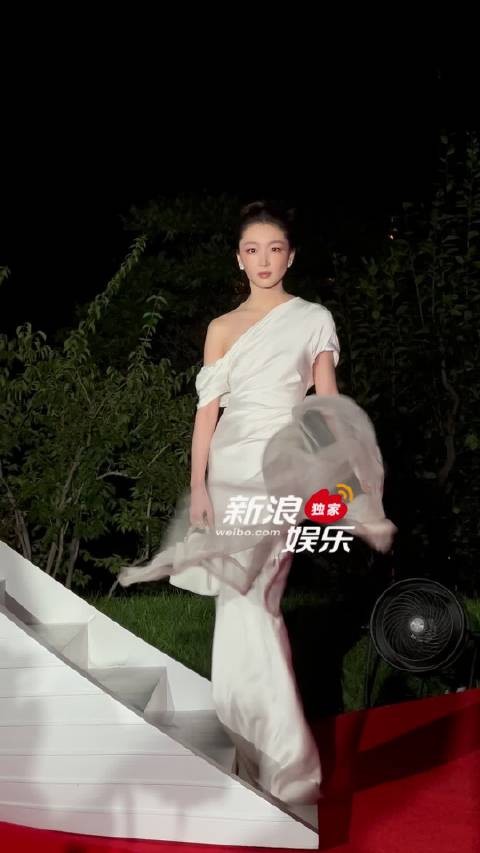白纱被风吹起,像是长出了翅膀!