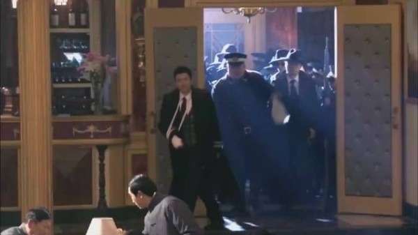 汉奸仗着鬼子撑腰，竟拿枪指着上海滩老大，下秒就被打惨