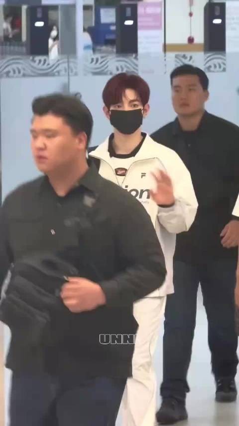 章昊简约白T穿搭获赞,清爽少年感十足