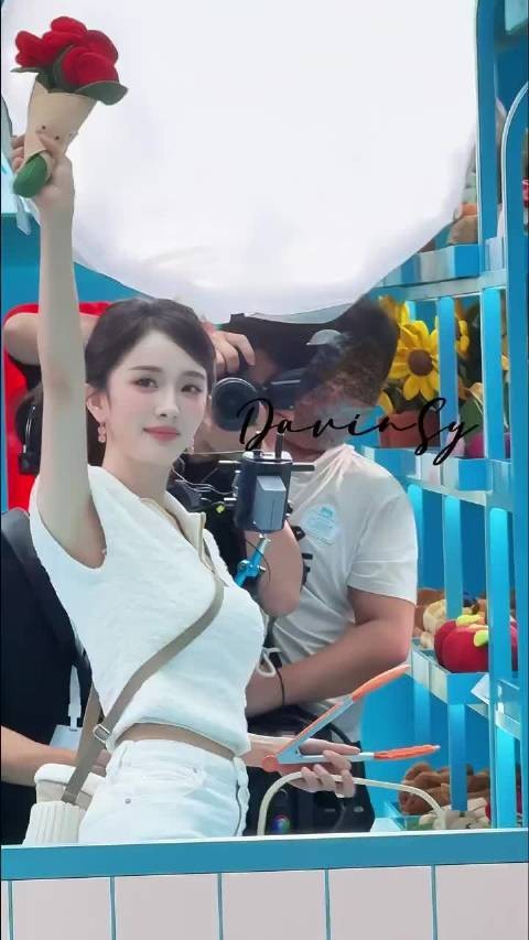 杨幂活动现场粉丝高喊口号引其回头