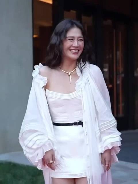 马思纯好明媚啊,整个人神采奕奕,纯白Look+烟熏妆,瘦了好多,梦回黎吧啦!