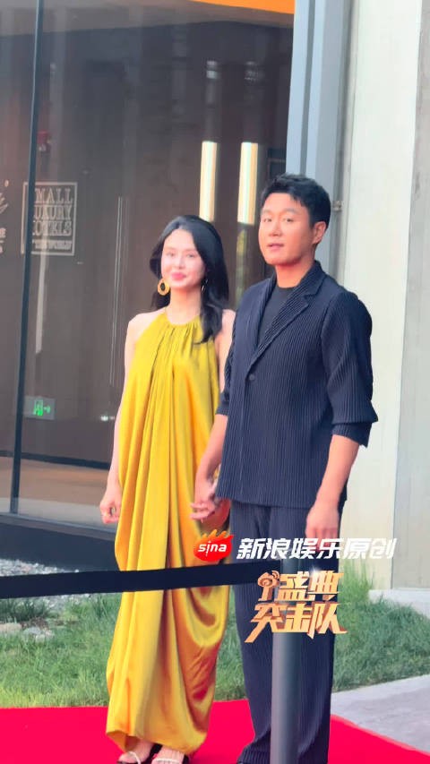 佟大为、关悦牵手亮相栩栩华生时尚文化大赏，两人面带微笑，状态很好