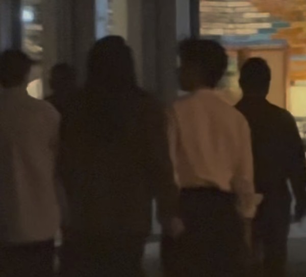 井柏然刘雯活动现场热聊 手牵手同回酒店十分甜蜜
