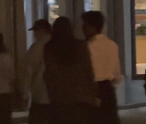 井柏然刘雯活动现场热聊 手牵手同回酒店十分甜蜜