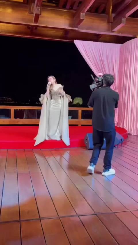 张靓颖台上献唱，檀健次于适台下听！