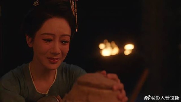 蒋长扬帮何淮芳除草 挖到土里罐子,下秒让何淮芳大哭