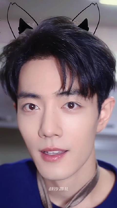 肖战扯领带动作引热议，少白被指模仿其风格