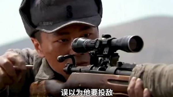 众人以为战士要叛变，结果狙击手一眼就看出他的意图