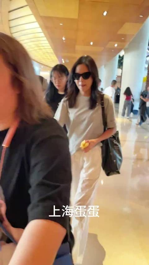俺不中嘞 这个蕾子有点儿太松弛了吧 姐怎么啃着苹果就回国了