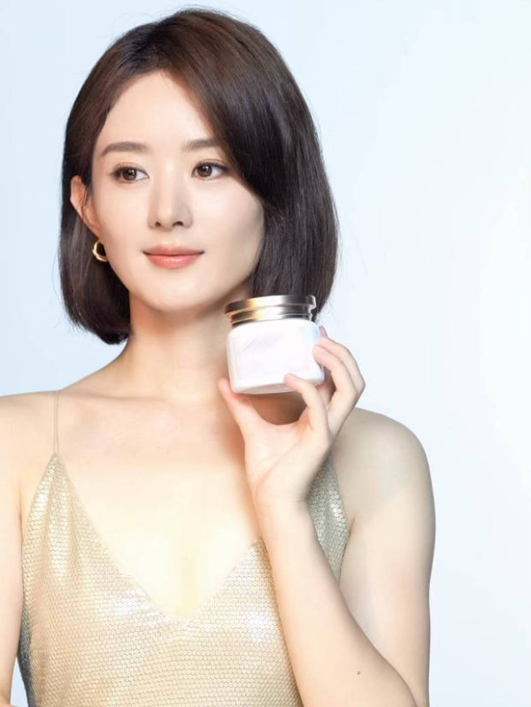赵丽颖五官精致，气质甜美。