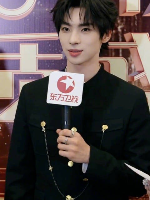 颜安回应主包称呼称乐意带来快乐，幽默表示将侧脸直播
