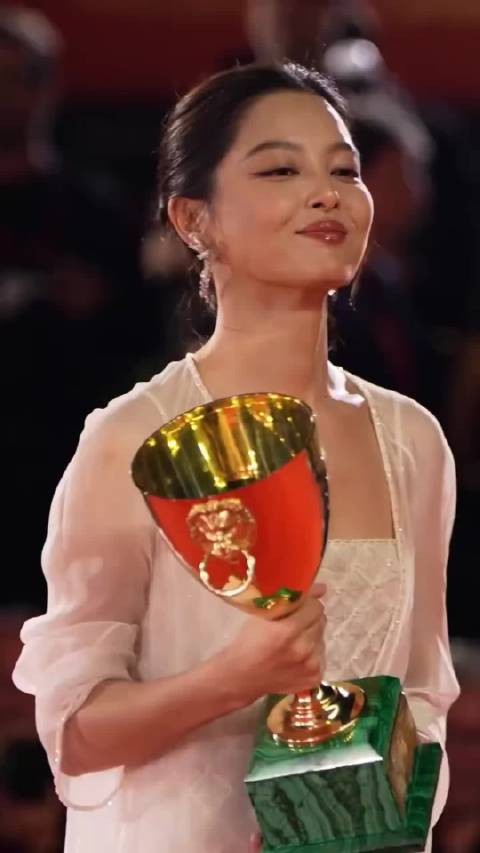 辛芷蕾独特野性美获赞,东北女星未来可期