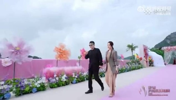庐山国际爱情电影周红毯甜蜜瞬间，陈建斌蒋勤勤陈紫函戴向宇互动似婚礼新人