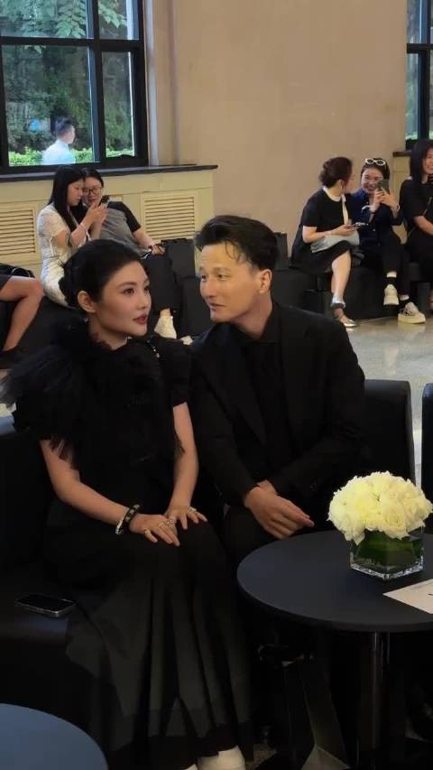 徐冬冬尹子维合体亮相活动,黑色礼服配西装帅气优雅