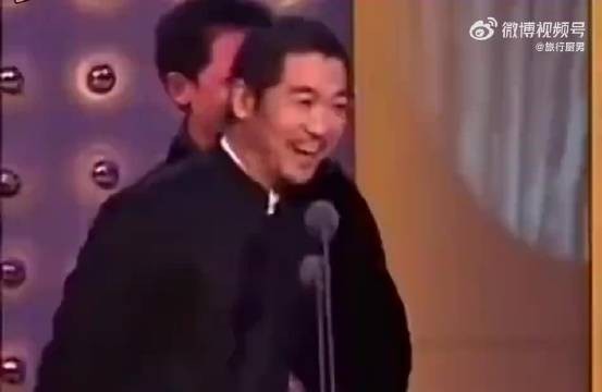 哈哈哈哈,江珊透露了好多信息,后边王志文笑得合不拢嘴