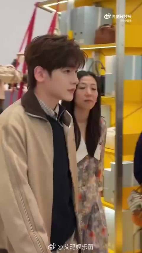 翟潇穿美拉德色系亮相，绕场挥手回应粉丝