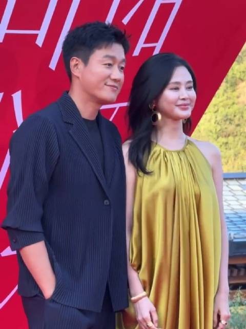 佟大为关悦夫妇亮相红毯状态年轻