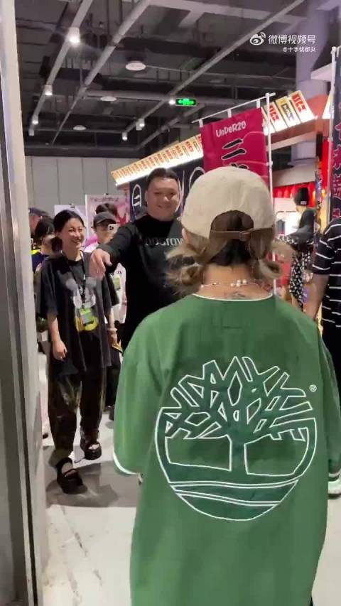 之前三个人互相都是很好的朋友吧，感觉像朋友间打招呼