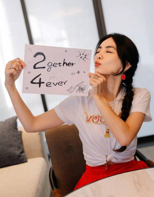 陈嘉桦拿着图画庆祝组合出道24周年。
