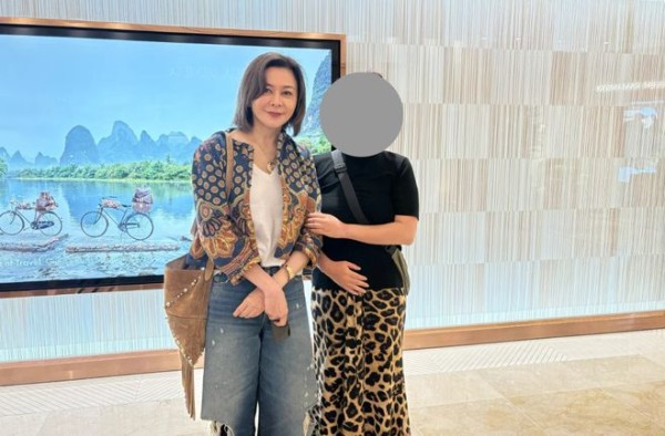 关之琳韩国购物被偶遇：与粉丝合照好温柔，皮肤白皙红润状态佳