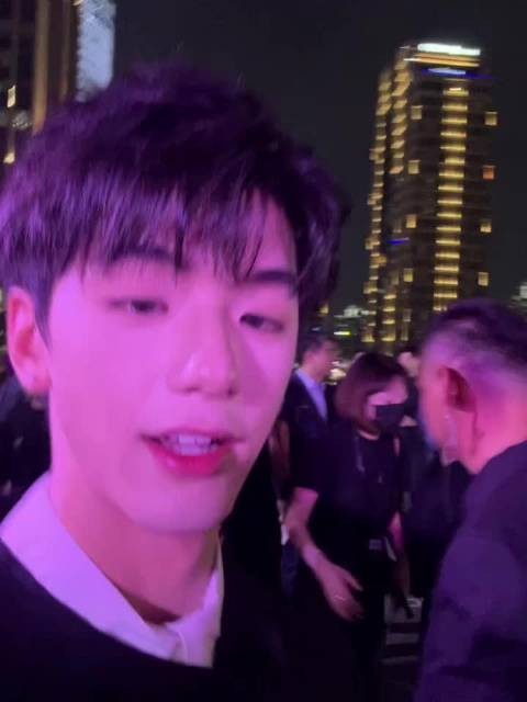周也王玉雯遇帅气粉丝反应引热议