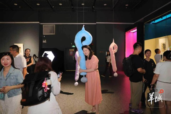 艺术疗愈：郭青心象互陈艺术展亮相广州图书馆
