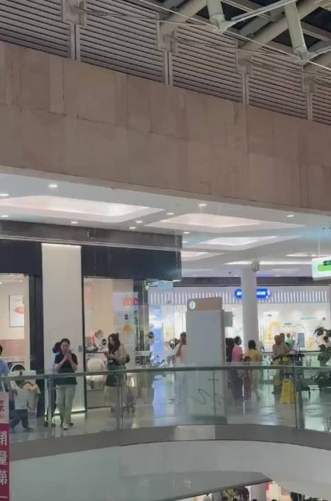 好家伙，荟聚都被砸漏了