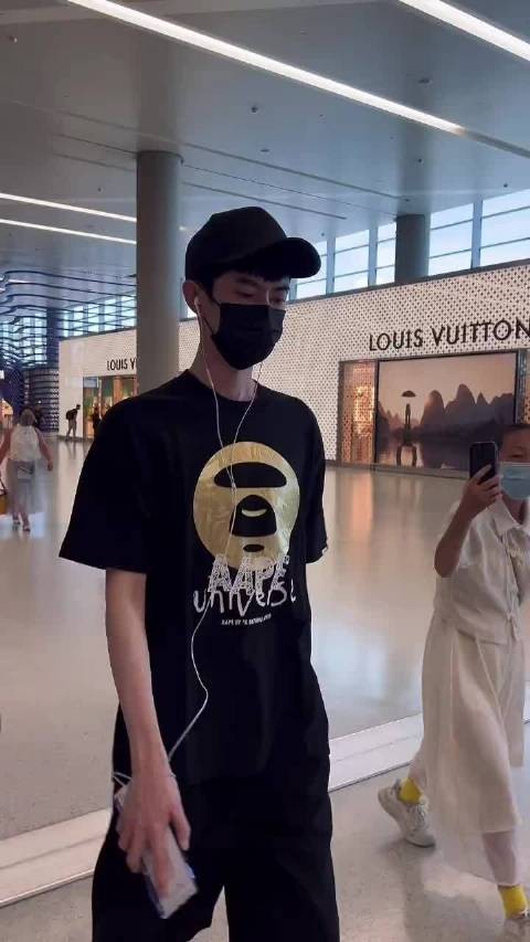 不久还机场偶遇于朦胧，他真的好好，不过看的出来他好像很压抑
