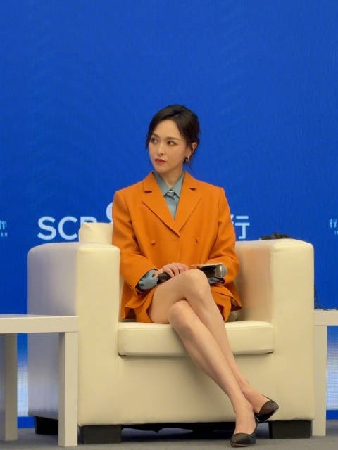 唐嫣橙色西装亮相金熊猫盛典，温婉高知气质吸睛