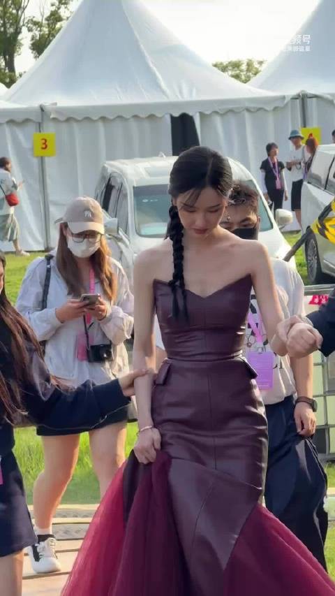 陈都灵酒红鱼尾裙亮相直播，皮质轻纱拼接显精致
