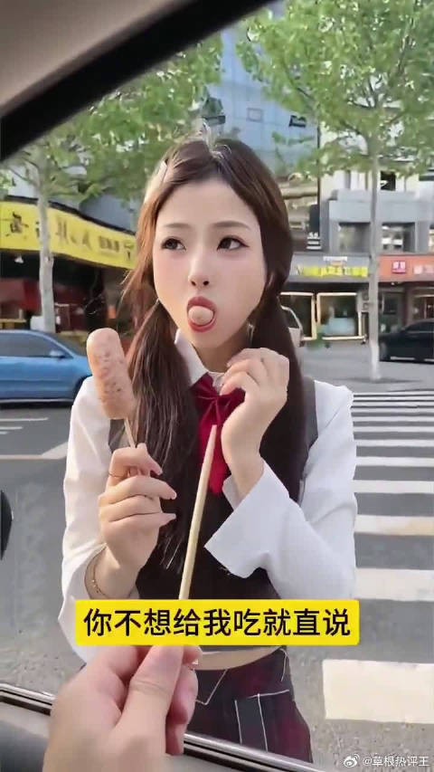 这得多想吃肠啊